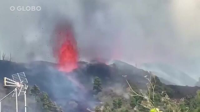 Local onde se deu a erupção não é habitado e é possível ver uma enorme coluna de material vulcânico