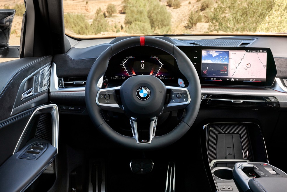 Carregador de celular por indução está logo abaixo da saída de ar-condicionado central no novo BMW X2 — Foto: Divulgação