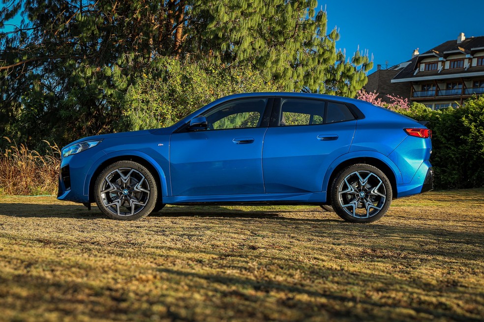 BMW iX2 é mais legal ao volante pela entrega instantânea dos 50,3 kgfm de torque — Foto: Divulgação