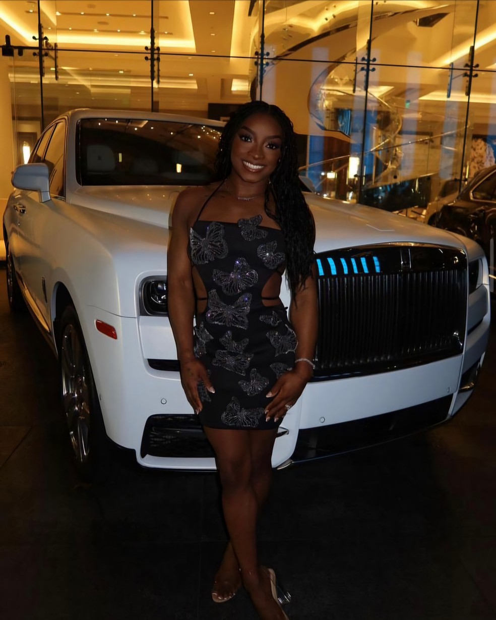 Simone Biles posou ao lado de Rolls-Royce Cullinan em seu aniversário; modelo pode chegar a R$ 8,1 milhões — Foto: Reprodução/Instagram