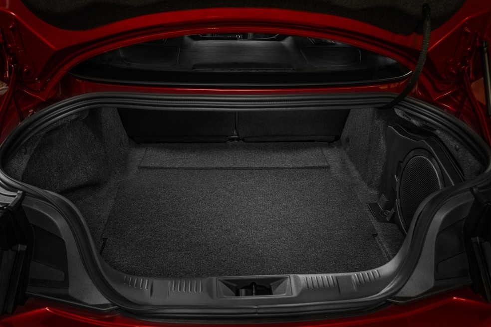 Porta-malas do Ford Mustang 2024 tem 382 litros de capacidade  — Foto: Divulgação
