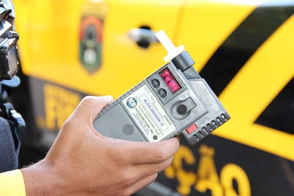 Condutores que se recusam a fazer o teste do bafômetro são penalizados da mesma forma que motoristas pegos no ato da infração — Foto: Detran