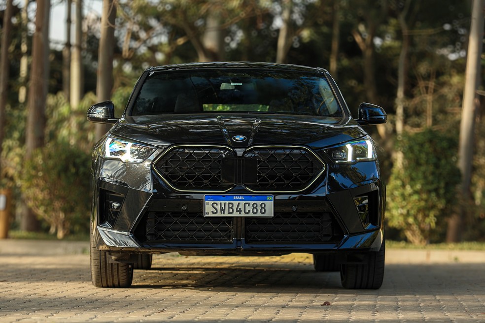 Faróis de LED matriciais e grade frontal marcam a identidade do novo BMW X2 — Foto: Divulgação