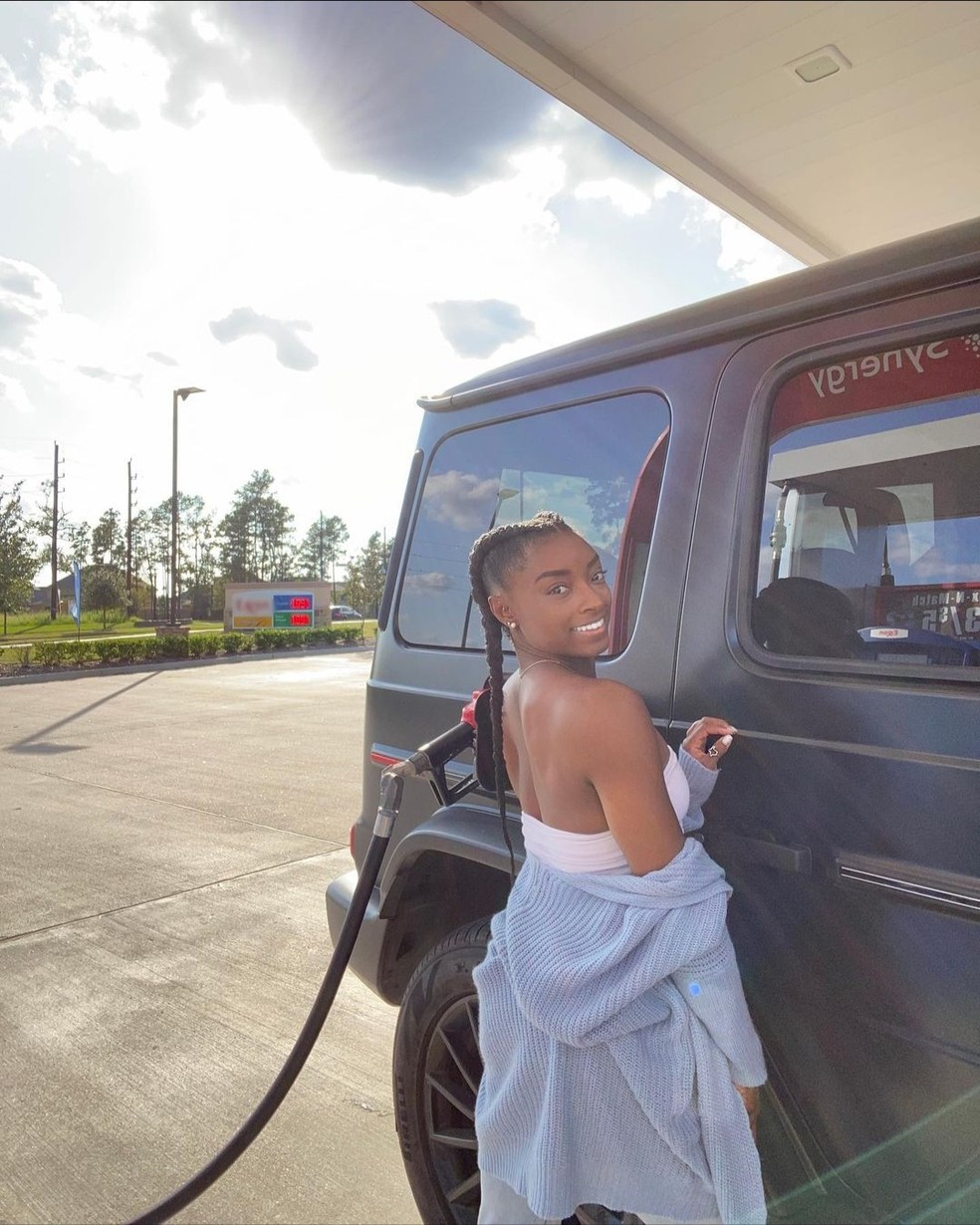 Simone Biles posa nas redes sociais em seu Mercedes-Benz Classe G 500 — Foto: Reprodução/Instagram