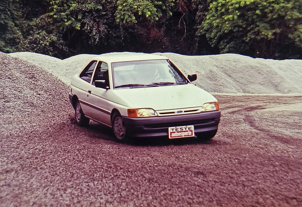 Em determinadas curvas no limite o Escort mostra tendência de escorregar de traseira  — Foto: Marcio Sallowicz/Autoesporte/Acervo MIAU