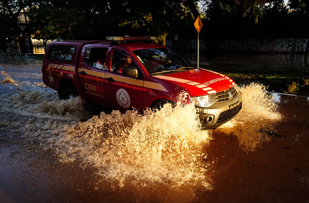 O Corpo de Bombeiros Militar duplicou a quantidade de embarcações utilizadas na linha de frente — Foto: Carlos Macedo/Getty Images