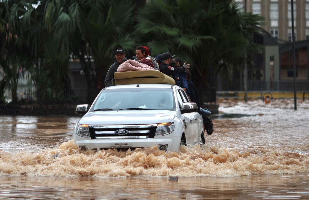 Operação de resgate no Rio Grande do Sul é feita por diversos voluntários — Foto: Anselmo Cunha/Getty Images