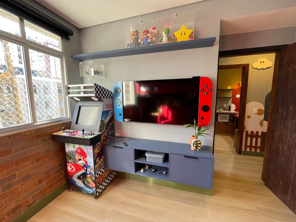 A televisão possui uma moldura que imita o videogame Nintendo Switch — Foto: Airbnb / Reprodução