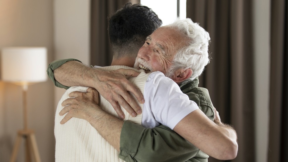 Dar ou receber um abraço é a forma mais simples de fazer o corpo liberar oxitocina, conhecida como o hormônio do amor e da felicidade. Ela aumenta os sentimentos de apego, conexão, confiança e intimidade e ajuda a curar a solidão, o isolamento e até a raiva — Foto: Freepik / Creative Commons