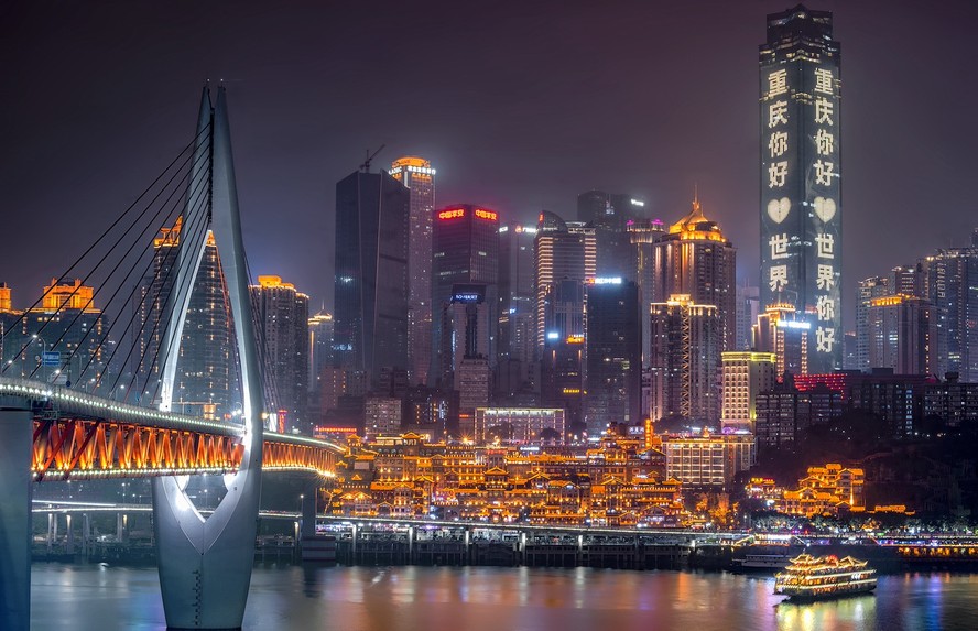 Chongqing, a cidade mais populosa da China, é repleta de arranha-céus e ruas em diferentes níveis