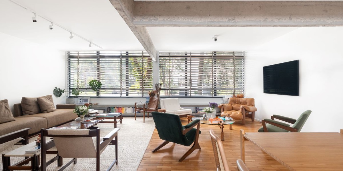Reforma integra ambientes e valoriza arquitetura modernista de apartamento