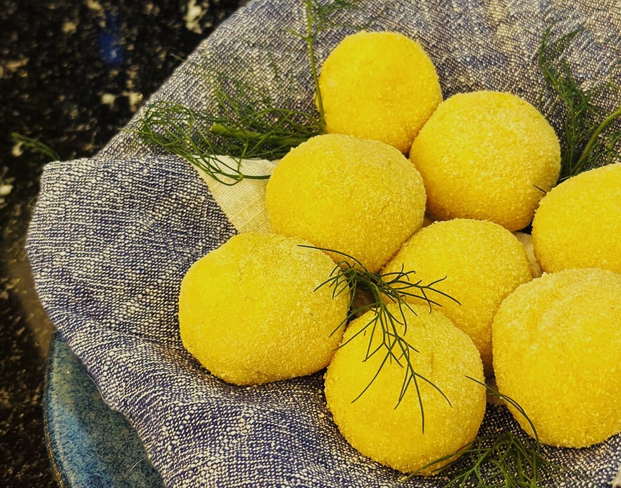 Receita de bolinho de milho com queijo é fácil de preparar e fica pronta em menos de 30 minutos