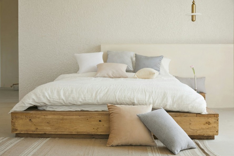 A escolha da cama deve considerar as necessidades pessoais do morador, sua estatura e massa física e o espaço disponível no ambiente