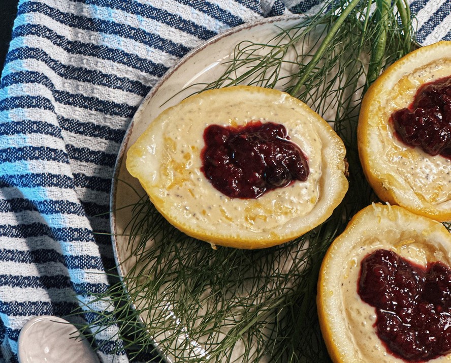 Receita de mousse de limão siciliano com calda de frutas vermelhas é servida na própria fruta