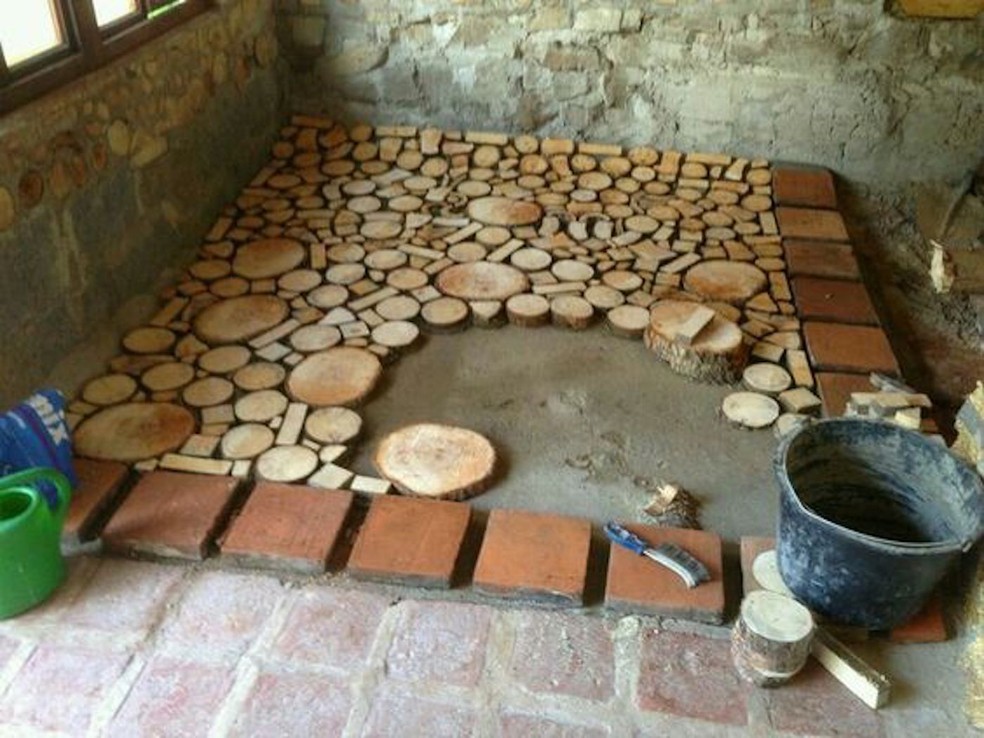 Piso feito com troncos de madeira cortados em bolachas de 20 a 50 cm de espessura — Foto: Pinterest / AC Pombal / Reprodução