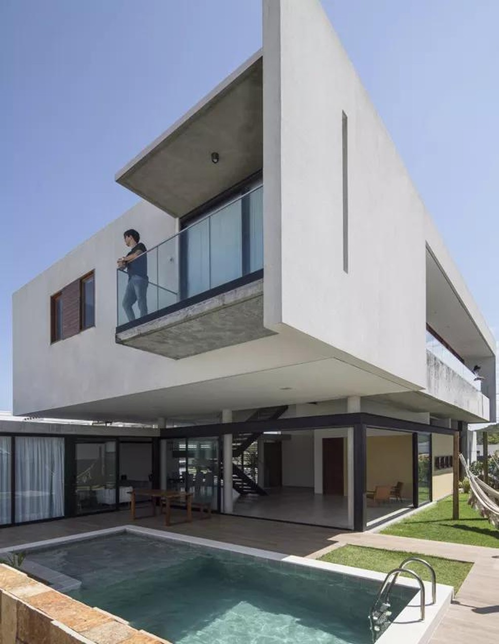 Os quartos no pavimento superior e a piscina foram construídos de forma a aproveitar a luz e os ventos característicos do Nordeste (Foto: Maíra Acayaba/Divulgação) — Foto: Os quartos no pavimento superior e a piscina foram construídos de forma a aproveitar a luz e os ventos do Nordeste.  (Foto: Maíra Acayaba/Divulgação)