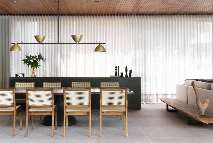 A boa iluminação valoriza os espaços, traz conforto e funcionalidade para o dia a dia. No projeto do escritório EFC Arquitetura, mesa de jantar de Jorge Zalszupin e pendente LBB01, de Lina Bo Bardi