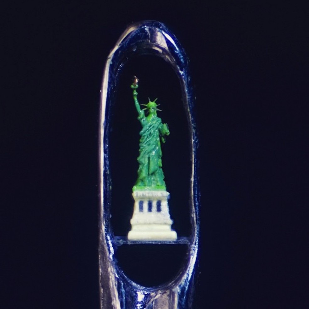 A Estátua da Liberdade, de Nova York (EUA), ganhou uma versão microscópica — Foto: Instagram / @willard_wiggan / Reprodução