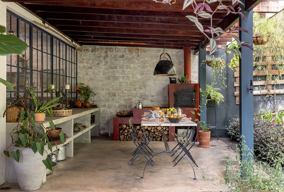 VARANDA | A varanda é separada da cozinha pela janela de serralheria, que pode ser totalmente aberta — Foto: Evelyn Müller / Divulgação