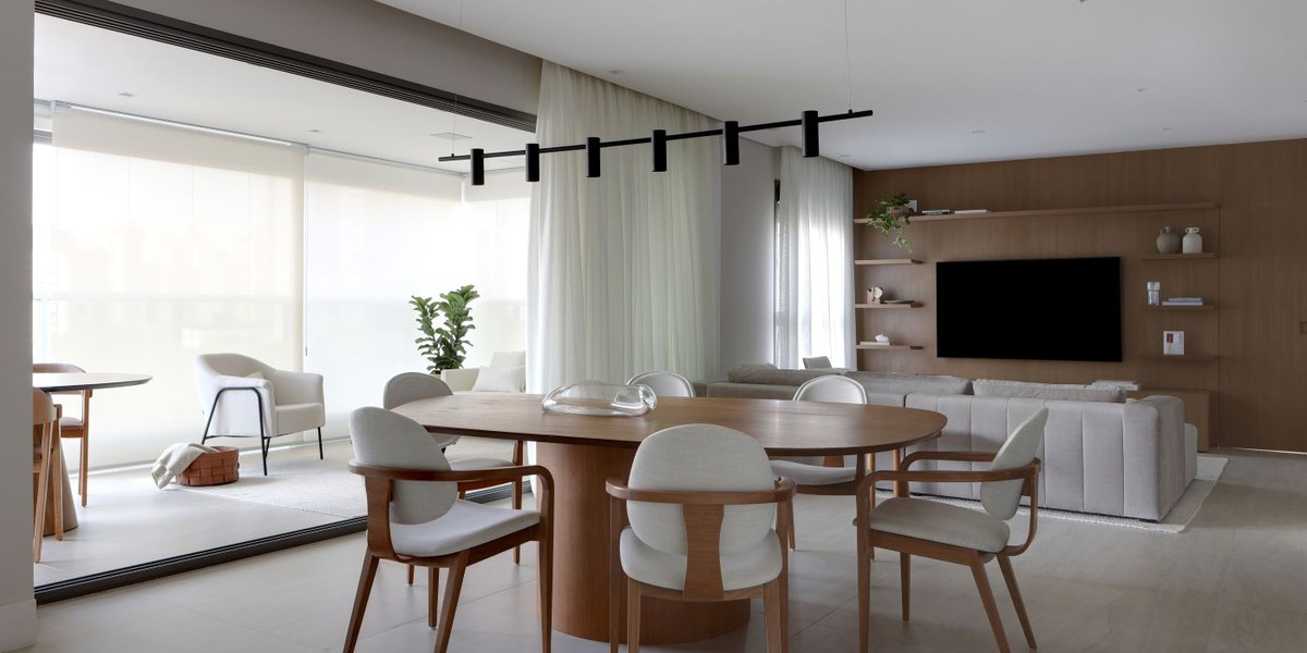 Reforma alia o calor mediterrâneo ao design contemporâneo em apartamento