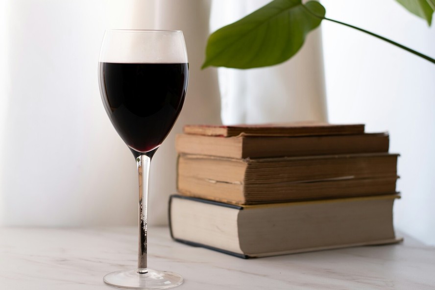 Descubra indicações de livros sobre vinhos para se tornar um especialista na bebida