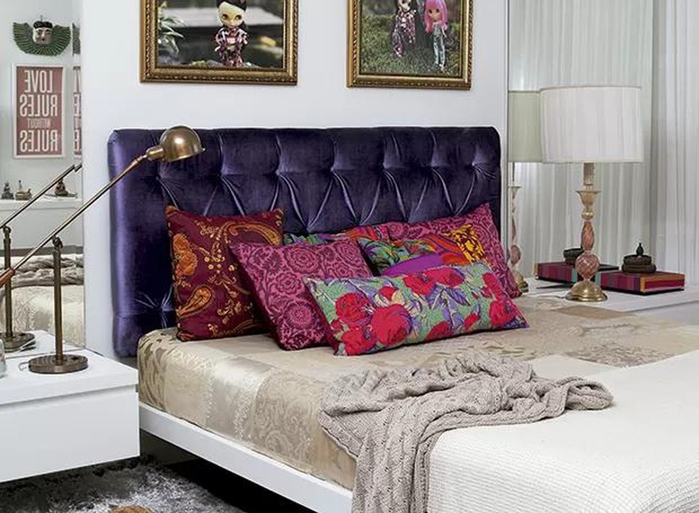 A cabeceira estofada de chenile roxo com capitonê é o ponto alto do quarto da designer Ana Morelli. A solução, foi assinada pela designer de interiores Maristela Gorayeb. (Foto: Lufe Gomes/ Editora Globo) — Foto: cabeceira12 (Foto: Lufe Gomes/ Editora Globo)