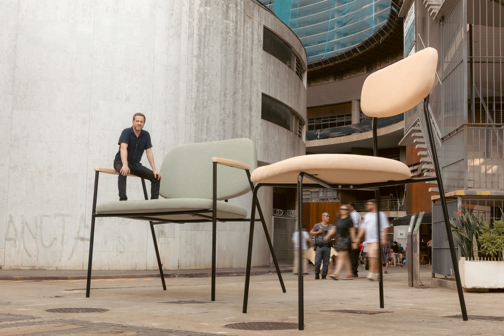 O empresário e diretor criativo Sergio Fix, da Teto Casa, posa com cadeiras gigantes desenvolvidas para a DW! — Foto: Divulgação