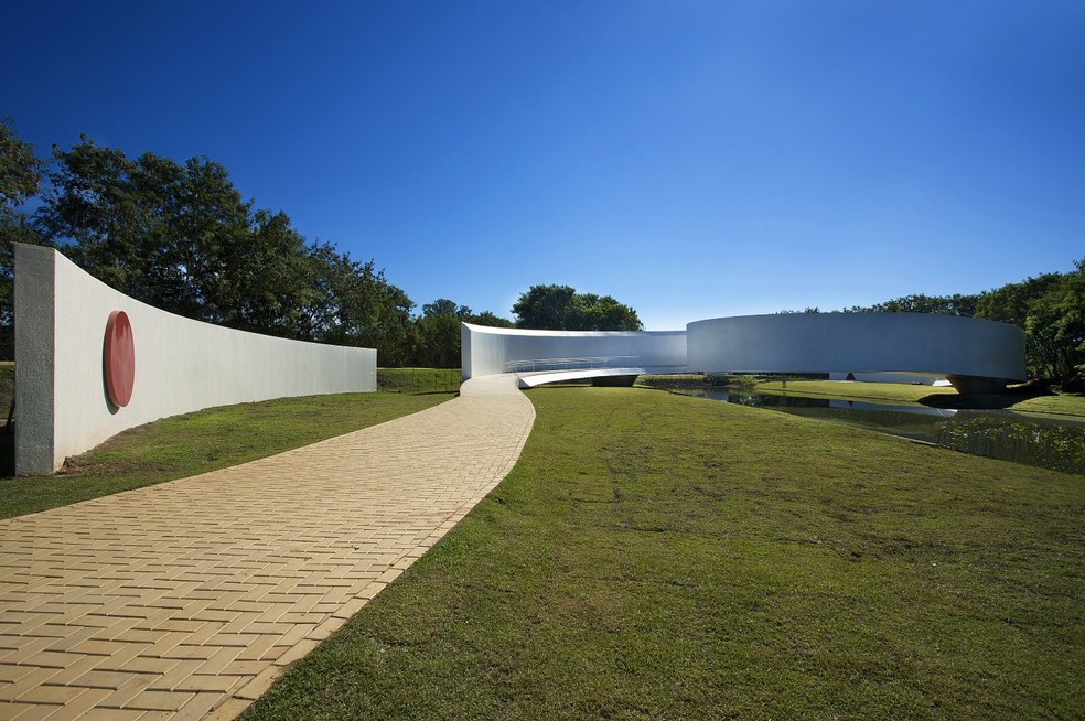 O Memorial da Imigração Japonesa (foto) também foi projetado por Gustavo Penna e celebra a amizade entre o Japão e o estado de Minas Gerais — Foto: Jomar Bragança / Divulgação