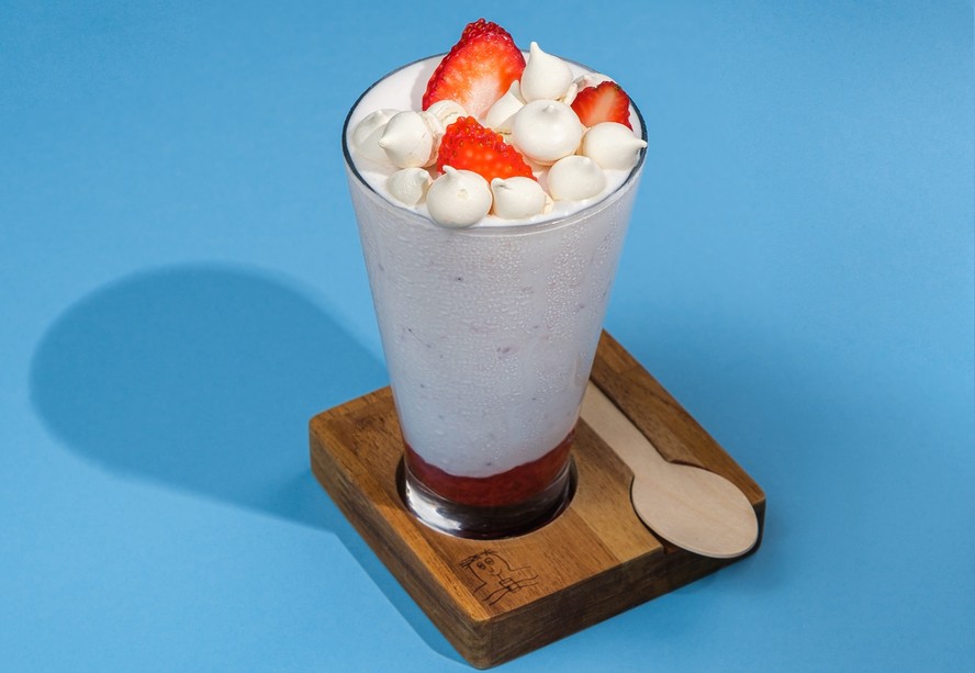 Receita de milkshake de merengue com morangos, suspiros, calda de morango e leite integral