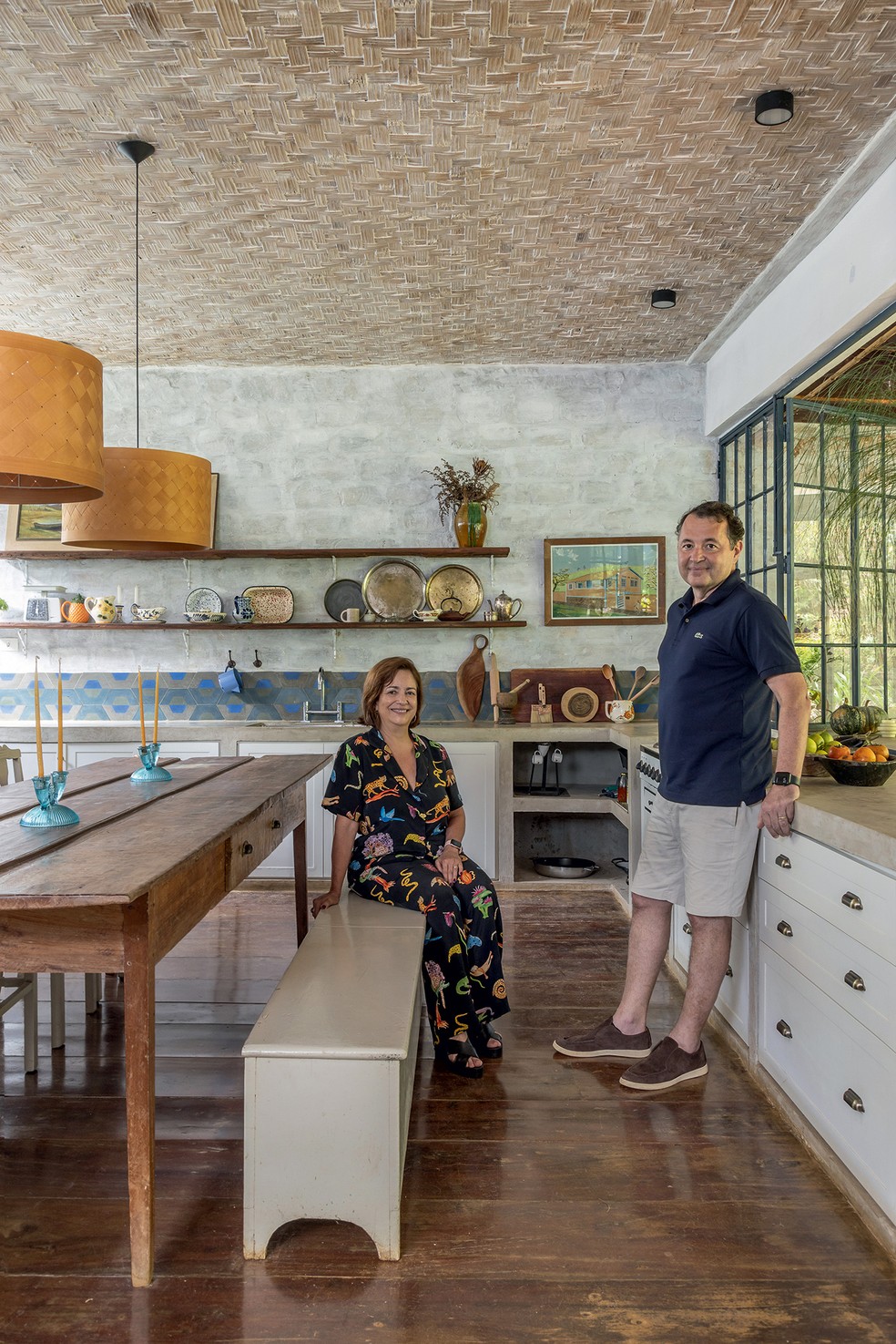 RETRATO | Heloisa e Leonardo estão na cozinha – ela sentada no banco que era da casa de sua avó — Foto: Evelyn Müller / Divulgação