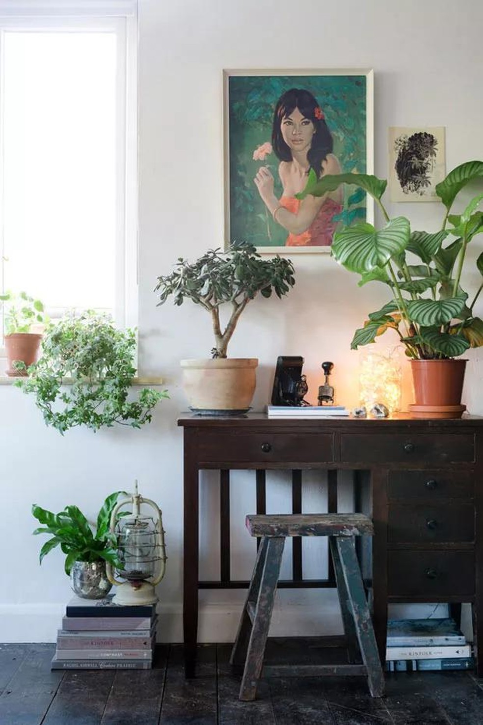 Um quadro com tema botânico complementa um espaço com plantas (Foto Lina Skukauske/Urban Jungle Bloggers/Divulgação) — Foto: Um quadro com tema botânico complementa um espaço com plantas. Muito mais charme em seu ambiente (Foto: Lina Skukauske | Urban Jungle Bloggers)