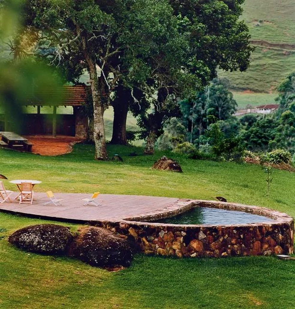 Piscina natural | Com estrutura de pedras recolhidas no terreno, a construção tem forma orgânica e recebe água corrente de nascente (Foto: Marco Antonio/Editora Globo) — Foto: Piscina natural | Com estrutura de pedras recolhidas no terreno, a construção tem forma orgânica e recebe água corrente de nascente (Foto: Marco Antonio/Editora Globo)