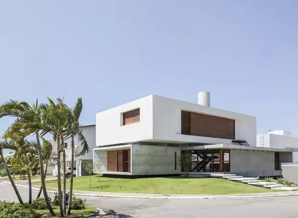 Casa de esquina tem jogo volumétrico único que pode ser apreciado de diferentes perspectivas e dá a impressão de um pavimento superior solto do térreo (Foto: Maíra Acayaba/Divulgação) — Foto: Casa de esquina tem jogo volumétrico único que pode ser apreciado de diferentes perspectivas e dá a impressão de um pavimento superior solto do térreo. (Foto: Maíra Acayaba/Divulgação)