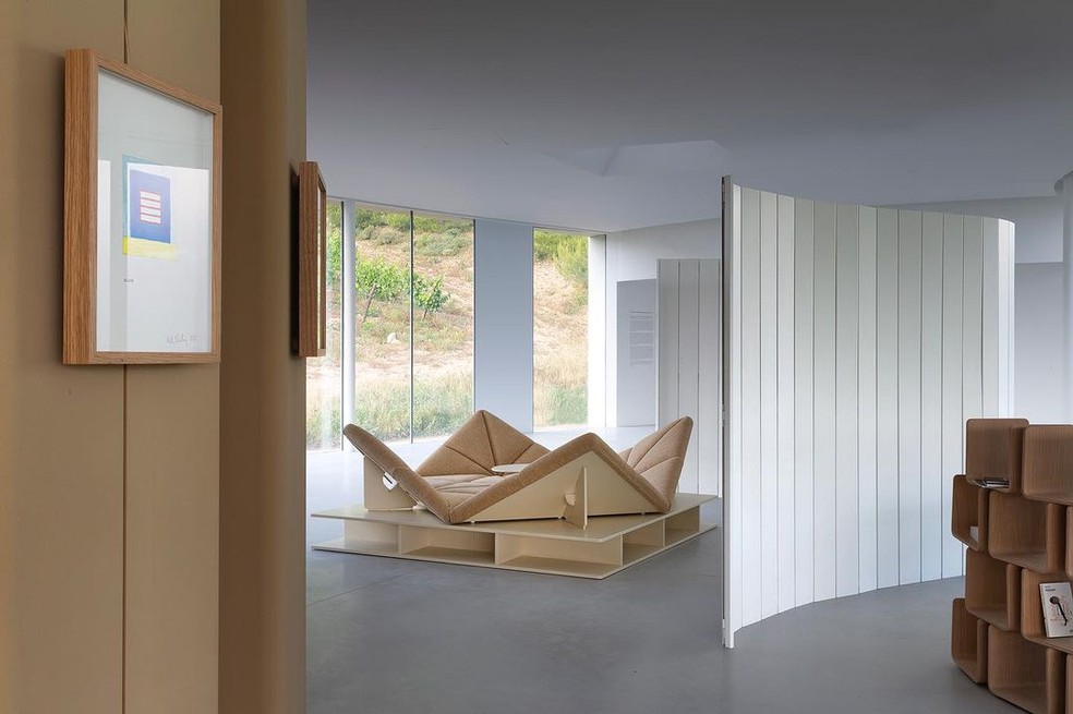 Obras de Pierre Paulin foram expostas no último projeto de Oscar Niemeyer, em mostra na França — Foto: Instagram / paulinpaulinpaulin / Reprodução