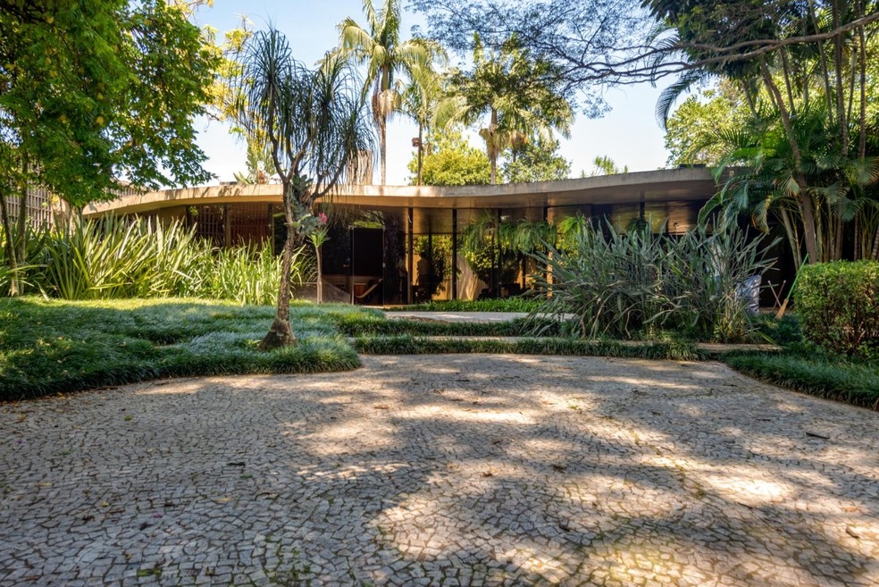 Projetada nos anos 1960, a casa do Alto de Pinheiros é a única residência de Niemeyer em São Paulo — Foto: Agulha no Celeiro / Reprodução