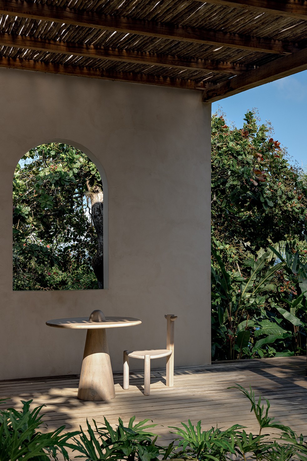 O terraço do quarto Pedra, da Casa Mirim, foi decorado com cadeira Ana e mesa Mendes, do Estúdio Orth — Foto: Fran Parente