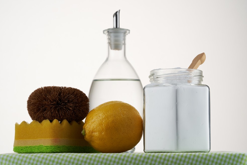 Limão, vinagre e bicarbonato são alguns dos produtos que costumam ser recomendados nas redes sociais para limpeza. Mas vale a pena? — Foto: Getty Images