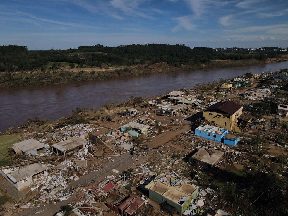 Vista aérea da destruição e da rua submersa após fortes enchentes atingirem a cidade de Roca Sales, no Rio Grande do Sul — Foto: Anadolu/Getty Images