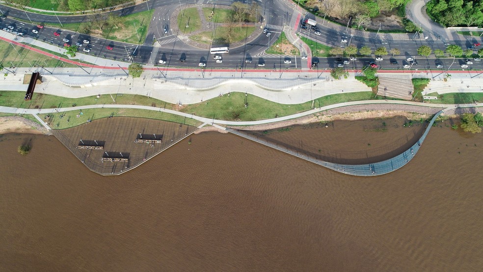 Parque Urbano da Orla do Guaíba, inaugurado em 2018, em foto aérea anterior às enchentes — Foto: Arthur Cordeiro