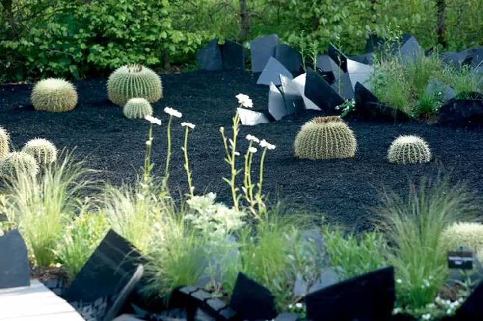 Paraíso Invertido, do holandês Arie van der Hout, coberto por pedaços de pneus reciclados e vegetação árida — Foto: Casa Vogue