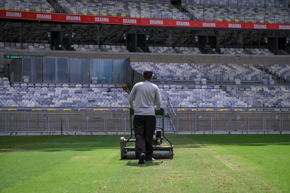 Limpeza e corte para grama crescer e resistir ao pisoteio — Foto: Reprodução/Instagram/@mineirao