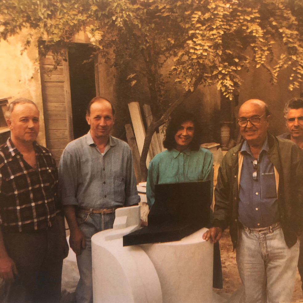 Raquel Arnaud com Sérgio Camargo e sua equipe de trabalho em Massa, Itália, junho de 1990 — Foto: Divulgação/Galeria Raquel Arnaud