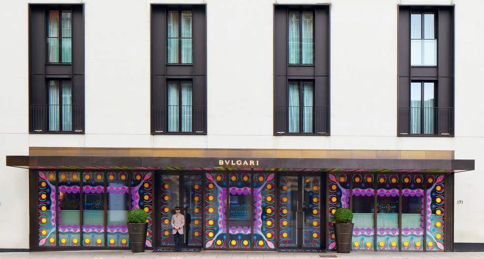 Em comemoração aos seus 10 anos, o Bulgari Hotel London contratou Ilori para reimaginar o espaço de seu chá da tarde como uma obra de arte escultórica, começando pela fachada do prédio, que ganhou cores ousadas e motivos geométricos — Foto: Divulgação