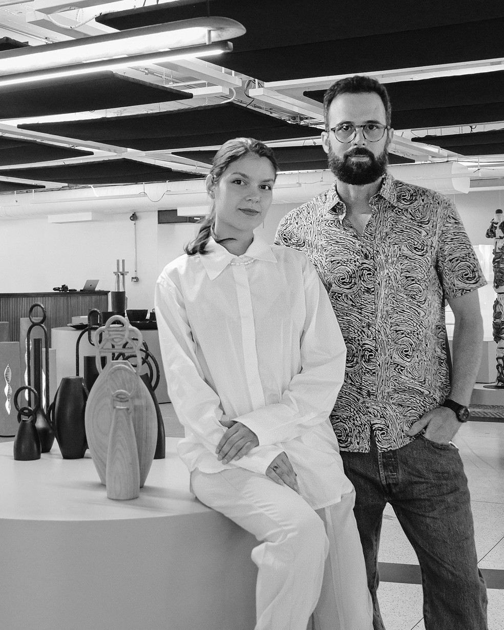  Fernanda Maleski e Tiago Datti posam ao lado dos vasos da coleção Halo — Foto: Divulgação