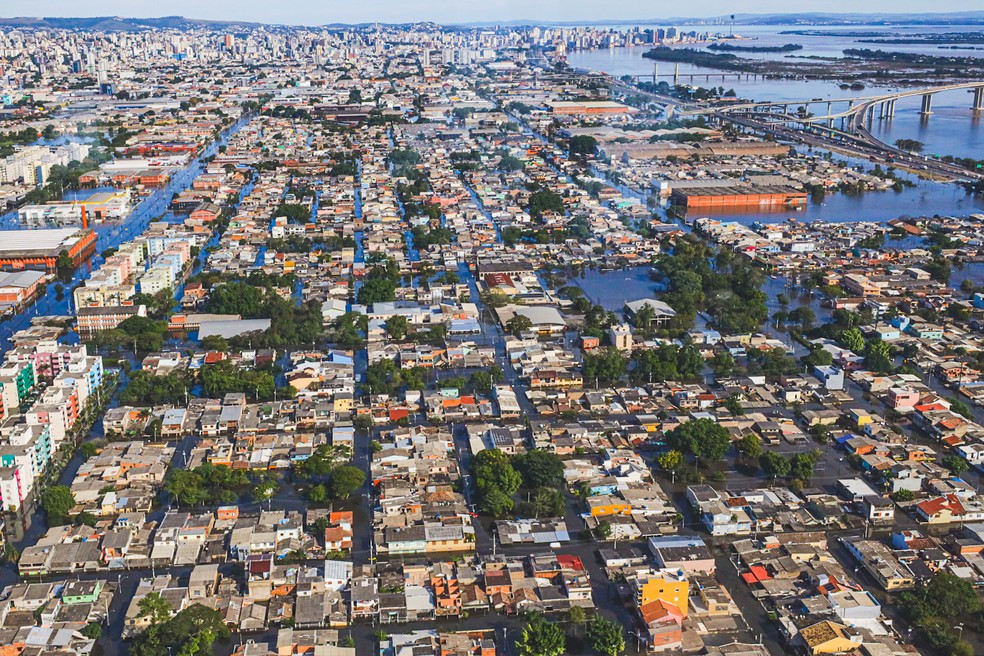 Sobrevoo sobre áreas alagadas de Porto Alegre — Foto: Giulian Serafim/PMPA