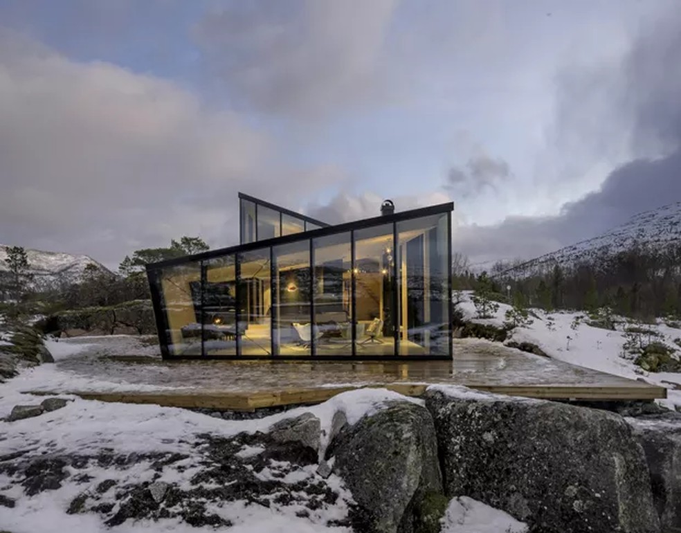 Casa de vidro em Ofoten, na Noruega, projetada pelo escritório Stinessen Arkitektur  — Foto: STEVE KING, SNORRE E SIGGEN STINESSEN/DIVULGAÇÃO