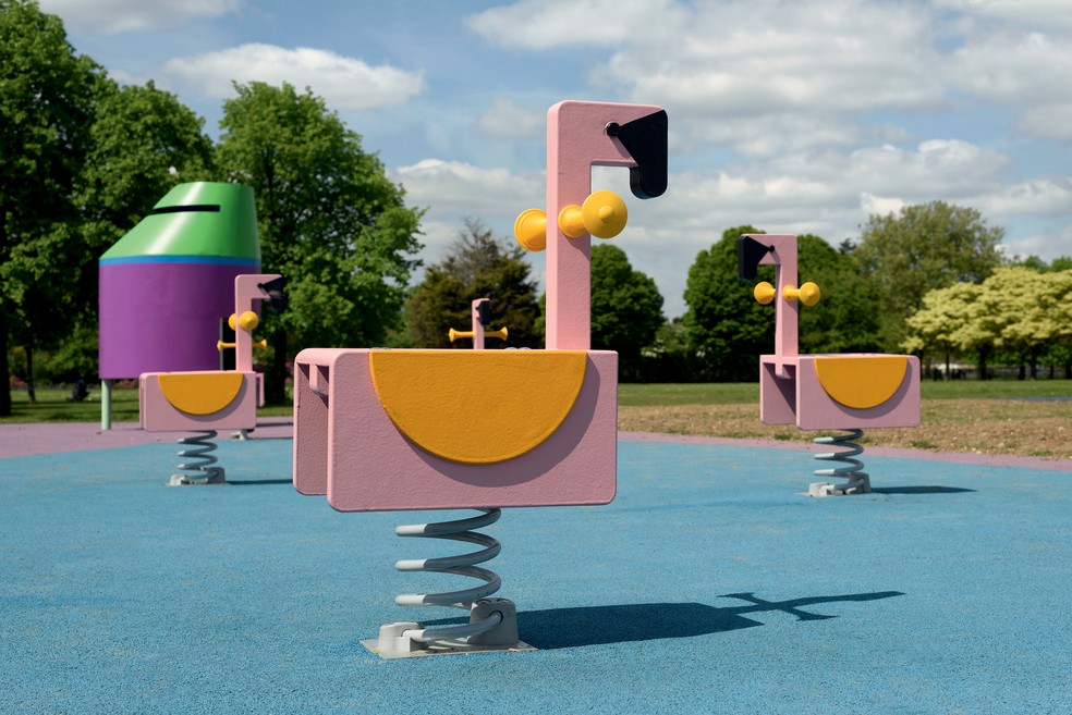 Detalhe do playground The Flamboyance of Flamingo, projetado por Yinka Ilori com reaproveitamento de parte dos materiais do antigo parquinho local, em uma iniciativa em parceria com a ONG Create London, dedicada a inserir arte e arquitetura comunitária na cidade — Foto: Divulgação