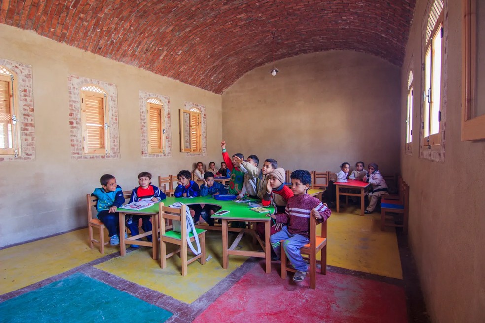 A cerca de 100 quilómetros de Gizé, na aldeia de Abu Ghaddan, encontra-se a Escola Comunitária Al-Ayat, um edifício com cerca de 3500 metros quadrados construído pela Hand Over — Foto: Cortesia de Hand Over