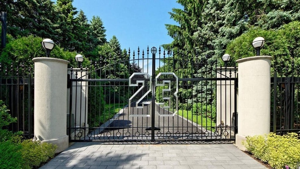 O número 23, presente na camisa de Michael Jordan durante seus tempos nas quadras, estampa o portão da propriedade — Foto: Divulgação/Concierge Auctions