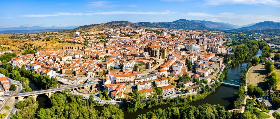 Vista aérea de Plasencia, Cáceres, Extremadura, Espanha — Foto: Getty Images/Leonid Andronov